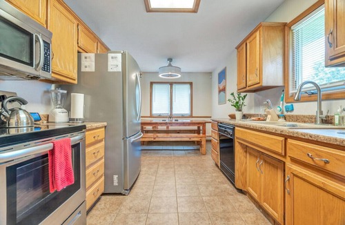 Doling House | 2805 N Summit Ave · Relax at the Summit - 3bd, 2b