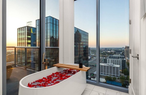 Midtown Apartment | 28th Floor Corner - La vita è bella Penthouse by ALR