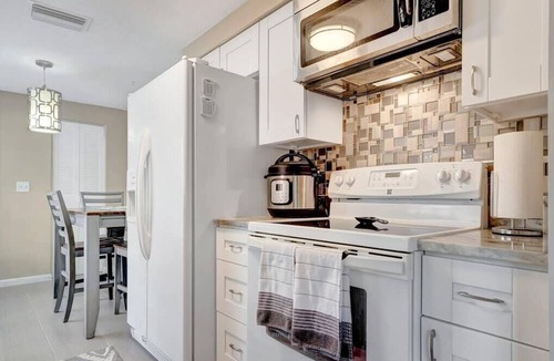 Tarpon Springs House | 2B Pet Friendly Home only 5 minutes to the Beach