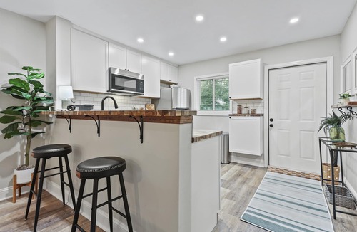 Montgomery Condo | 2bd/2ba Condo * Renovated * Dogs Welcome * Condo in Savannah*30+ day stay *Pool