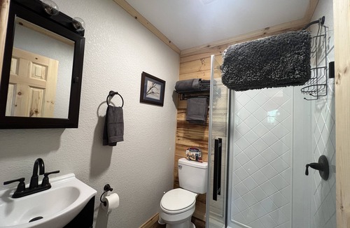 Franklin Cabin | 2bd Cozy Log Mountain Cabin in Franklin w/Wi-Fi
