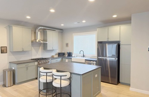 Easley House | 2BR 2.5 Downtown Oasis Full Kitchen, Pet Friendly, Close to Silos Food Hall