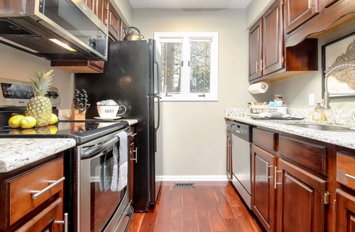 Pigeon Forge Ski Chalet | 2BR/2.5BA, clean hot tub, spa tub, 1 mi to Pkway,10min to GSMNP, arcade,fire pit