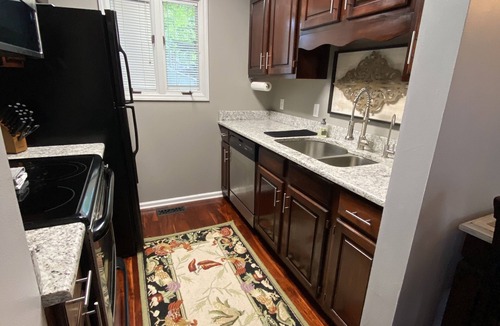 Pigeon Forge Ski Chalet | 2BR/2.5BA, clean hot tub, spa tub, 1 mi to Pkway,10min to GSMNP, arcade,fire pit