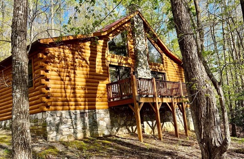 West Jefferson Cabin | 2BR/2BA Cabin Near Downtown West Jefferson Fireplace + Workspace