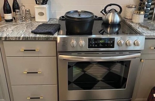 Hot Springs House | 2BR 2BA Historic Prospect Home with Hot Tub & Boat Rental Option