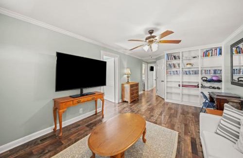 Belmont Historic District House | 2BR Cozy Belmont Getaway Fire Pit River District