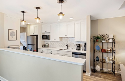 West Beach House | 2BR Kiawah Cottage! Golf Views, Pool Access, Walk to Beach! GUEST FAVORITE!