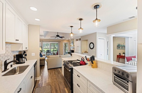 West Beach House | 2BR Kiawah Cottage! Golf Views, Pool Access, Walk to Beach! GUEST FAVORITE!