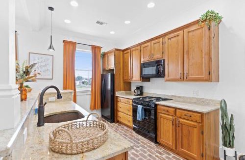 Mid-City House | 2BR retreat w kitchen & balcony