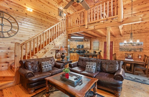 White Oak Lodge Cabin | 2BR w/Hot Tub*Jacuzzi*Game Room*Resort Amenities!