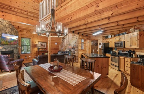 White Oak Lodge Cabin | 2BR w/Hot Tub*Jacuzzi*Game Room*Resort Amenities!
