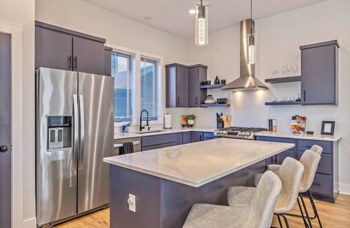 Maxwell Villa | 2mi to DT, 4 Private Rooms, Roof Deck Amazing View