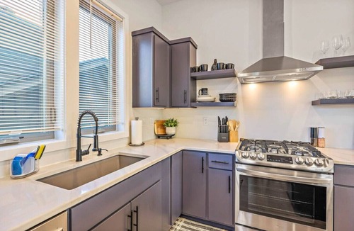 Maxwell Villa | 2mi to DT, 4 Private Rooms, Roof Deck Amazing View