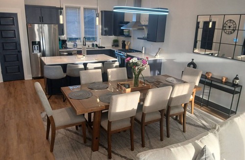 Maxwell Villa | 2mi to DT, 4 Private Rooms, Roof Deck Amazing View
