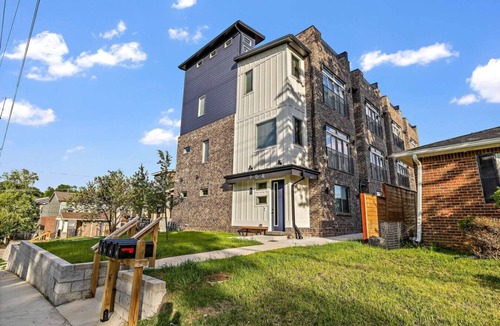 Maxwell Villa | 2mi to DT, 4 Private Rooms, Roof Deck Amazing View