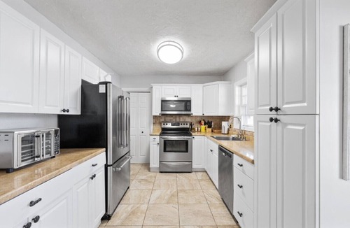 Whitfield House | 3/2.5 Private Sarasota Pool Home. Close to Beaches. Fenced Yard. Pet Friendly