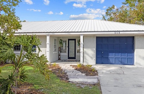 Whitfield House | 3/2.5 Private Sarasota Pool Home. Close to Beaches. Fenced Yard. Pet Friendly