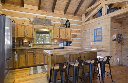 Dial Cabin | 3/3 Sleeps 8, HotTub, Game Room, Fire Pit! Putting Green! Unbeatable Location!