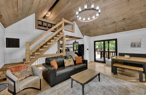 Mineral Bluff Cabin | 3.5 miles to Blue Ridge + Hot Tub + Shuffleboard + Fire Pit + Arcade