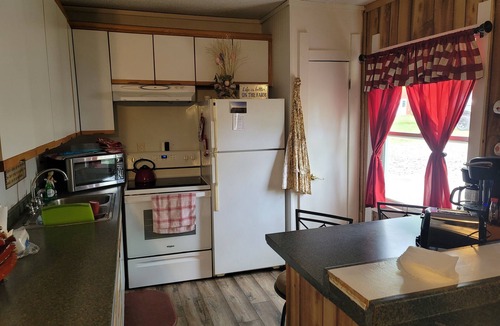 Johnston City Cottage | 3 Bdr Getaway Hunters, Fishermen, Racers Vendors parking for your equipment!