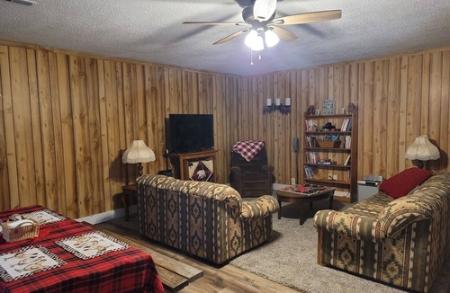 Johnston City Cottage | 3 Bdr Getaway Hunters, Fishermen, Racers Vendors parking for your equipment!
