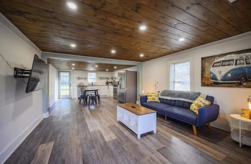 Decherd House | 3 bed 2 bath Renovated Home Near the Lake