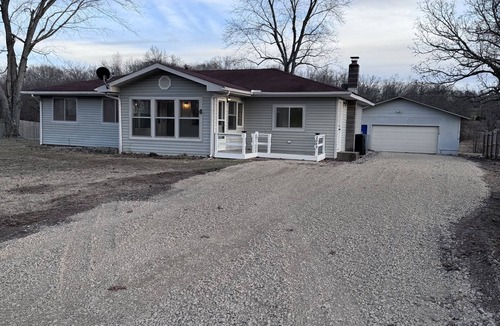 West Plains House | 3 Bedroom 1 Large Bath, w/Fenced Back Yard! 3 Miles from West Plains!