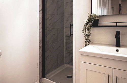 Taylor House | 3-bedroom & 2-bathroom home minutes from DTW Airport.