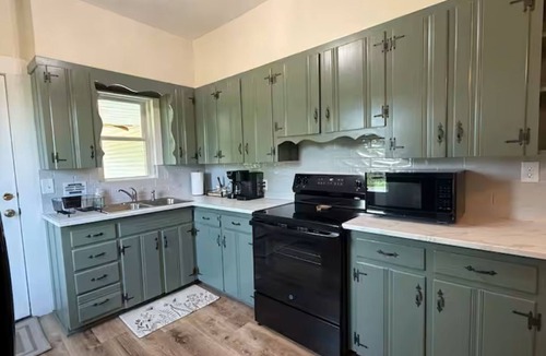Marion House | 3-bedroom farmhouse just minutes from Barkley Lake perfect for relaxing getaways