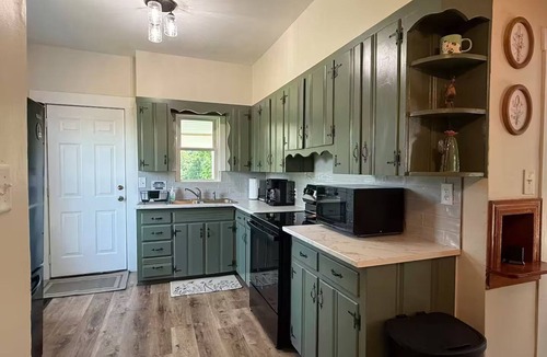 Marion House | 3-bedroom farmhouse just minutes from Barkley Lake perfect for relaxing getaways