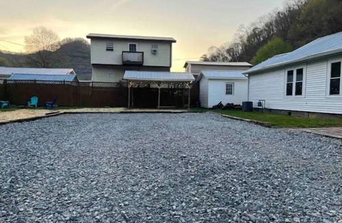 Stollings House | 3 bedroom home quiet neighborhood close to trails