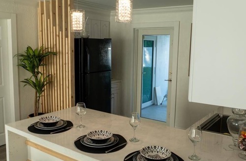 Highland Garden House | 3-bedroom house in awesome Hollywood with AC, WiFi, comfortable for vacations