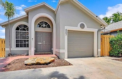 Croissant Park House | 3-bedroom pool house in fabulous Croissant Park