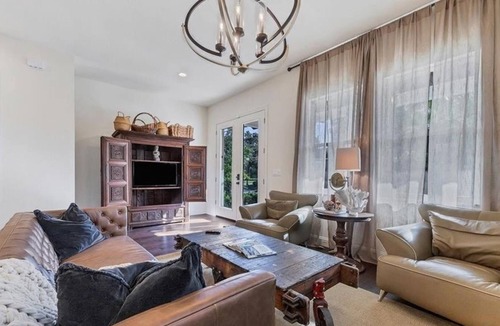 Gillespie Park Apartment | 3 Bedroom Single family 427357 by Houzlet