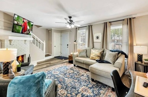 Marietta House | 3 Bedroom Townhome L-554165 by Houzlet