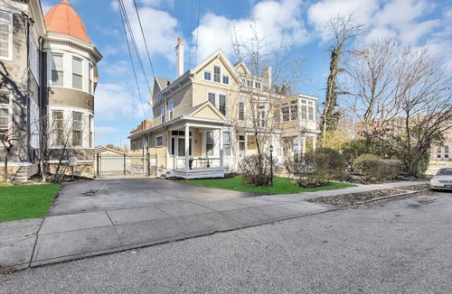 Walnut Hills Apartment | 3 Bedrooms with 2 full baths