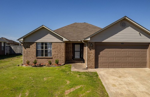 Conway House | 3 BR Amazing Fully Fenced Home Close to the Colleges