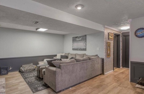 Leawood House | 3 BR Cozy Home w/Large Backyard & Basement Hangout in Quiet Neighborhood