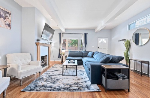 Shadyside House | 3 BR home|Steps from Walnut Street w/Free parking!