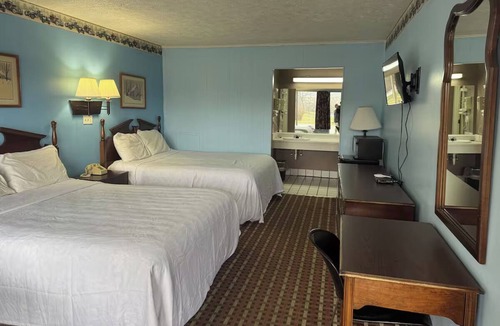 Tazewell Hotel | 3 Convenient Rooms with 2 Full Beds + Microwave Near Popular Tazewell Attraction