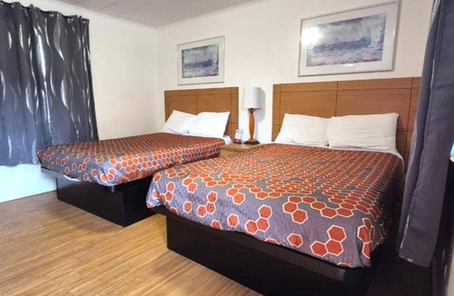 Cadillac Hotel | 3 Convenient Rooms Perfect for Exploring Cadillac’s Best Spots, Free Parking