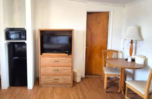 Cadillac Hotel | 3 Convenient Rooms Perfect for Exploring Cadillac’s Best Spots, Free Parking