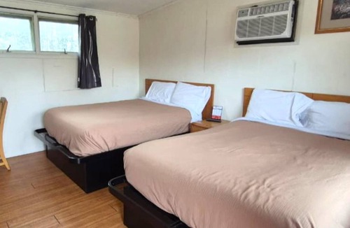 Cadillac Hotel | 3 Convenient Rooms Perfect for Exploring Cadillac’s Best Spots, Free Parking