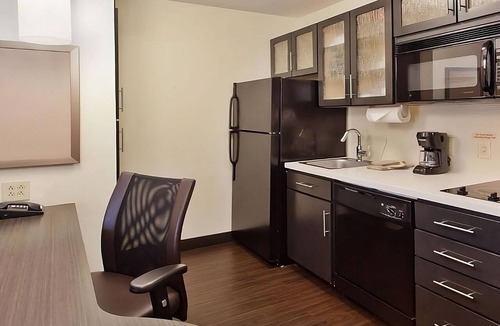 North Olmsted Hotel | 3 Convenient Units Perfect for Families & Groups, Pets are Allowed