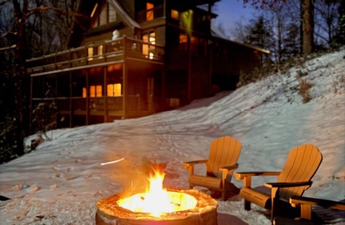 Young Harris Cabin | 3 KINGS! Long Range Views, Hot Tub, Fire Pit, Pool Table - 1 mile off HWY 76