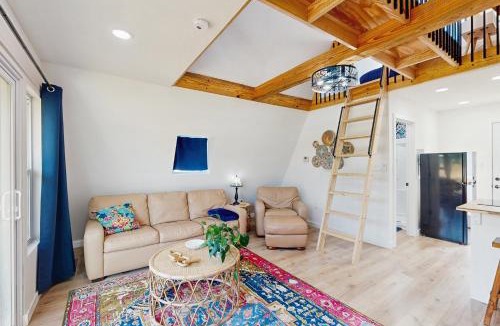 Leesville Apartment | 3 Mi to Lake Murray: Dog-Friendly Cabin w/Deck