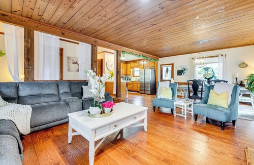 Marietta House | 3 Mi to Marietta Square: Hot Tub Haven w/2 Patios