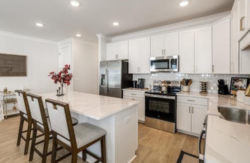 Oxford House | 3 Mi to Ole Miss, New Build: Inviting Townhome!