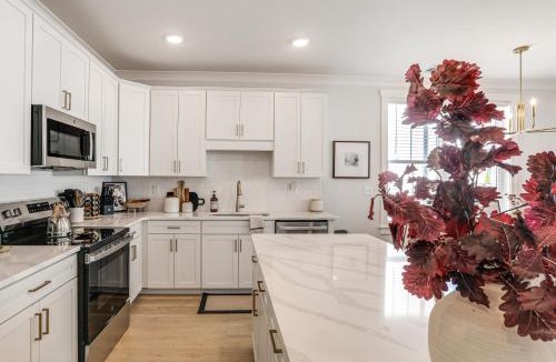 Oxford House | 3 Mi to Ole Miss, New Build: Inviting Townhome!